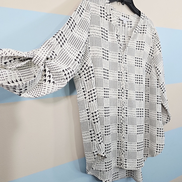 41 Hawthorn Plus Size Elegant Black and White Patterned Blouse - Picture 5 of 8